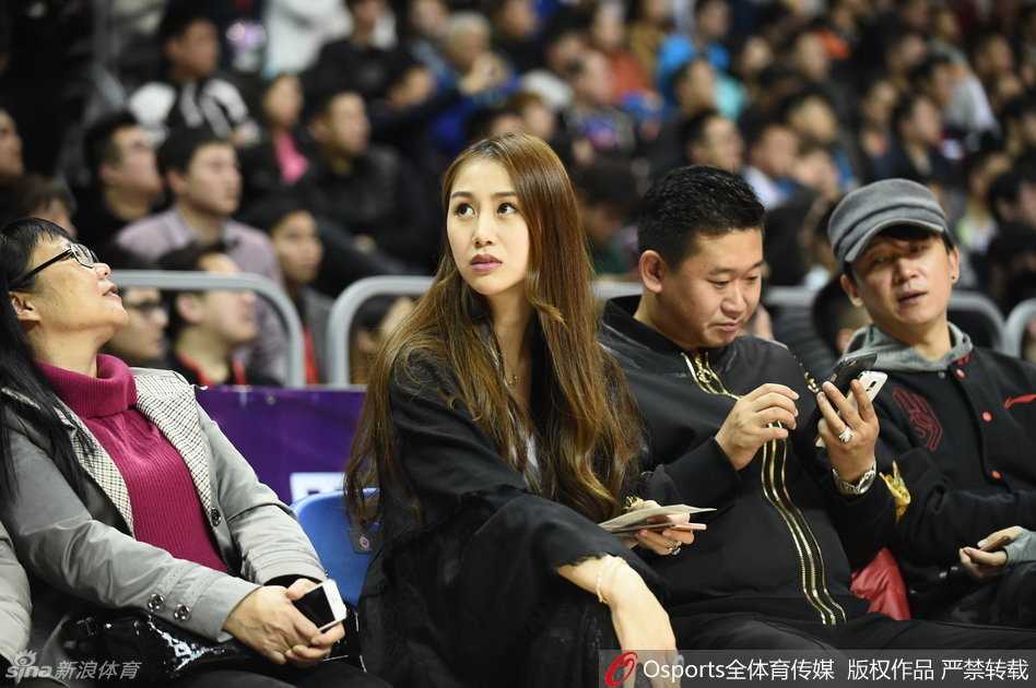 CBA全明星周末的场外风景:球员太太团争艳,爱与支持的动人篇章 翟晓川的女友杨思雨以一身黑丝造型惊艳亮相,修长美腿格外抢镜,妩媚动人的气质成为看台焦点。