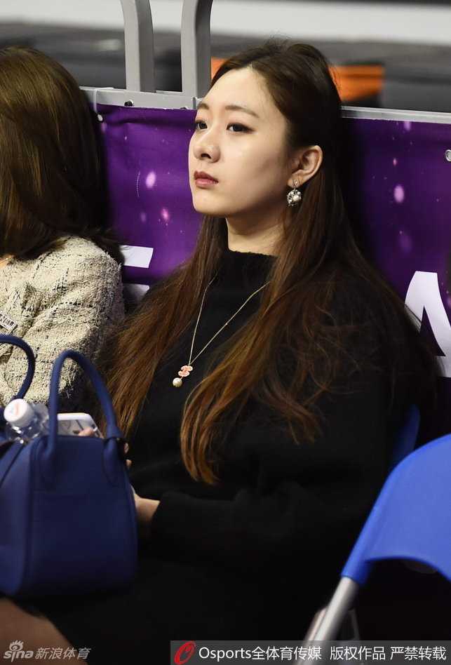 CBA全明星周末的场外风景:球员太太团争艳,爱与支持的动人篇章 陈露在场边观战时展露甜蜜灿烂的笑容,高挑的身材和女王般的气场让她成为看台上最亮眼的明星。