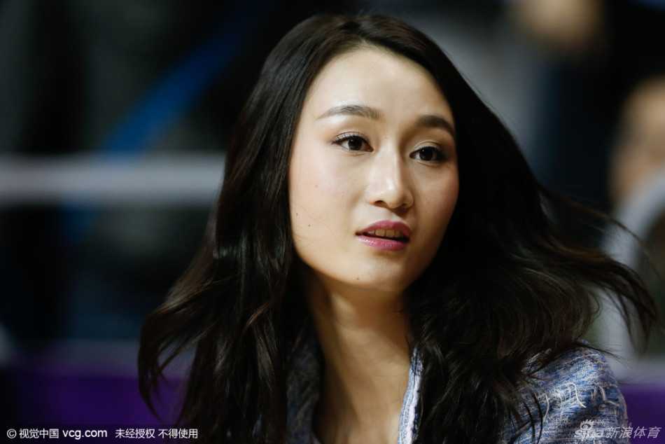 CBA全明星周末的场外风景:球员太太团争艳,爱与支持的动人篇章 周鹏与爱妻刘美一同现身,两人默契十足,刘美的美腿在人群中格外引人注目,夫妻二人温馨同框。