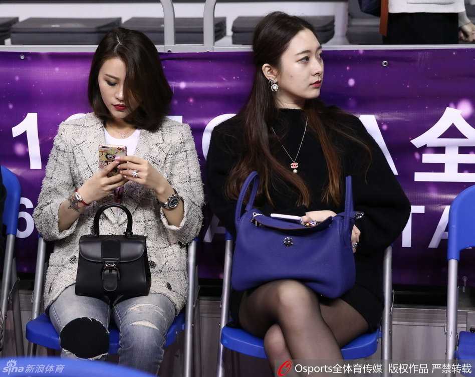 CBA全明星周末的场外风景:球员太太团争艳,爱与支持的动人篇章 陈露身着一袭时尚装扮现身看台,标志性的红唇妆容尽显女王风范,在人群中熠熠生辉。