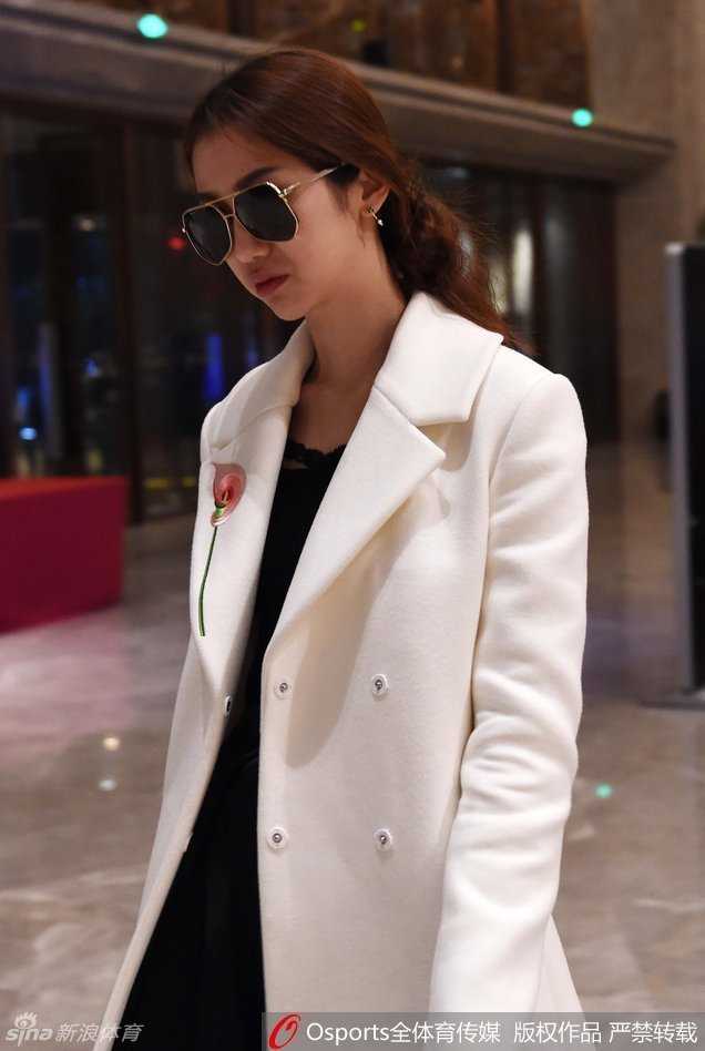 CBA全明星赛的场外风景线:孙悦爱妻陈露的柔情与坚守 陈露与友人一同走出电梯,她身着长款大衣,搭配休闲裤,走姿潇洒干练,举手投足间展现着职业模特的强大气场。