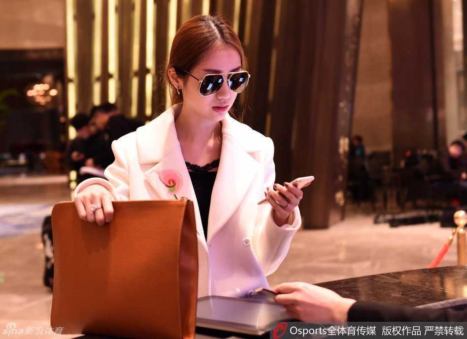 CBA全明星赛的场外风景线:孙悦爱妻陈露的柔情与坚守 陈露提着随身物品走出酒店旋转门,准备乘车离开,她的背影修长挺拔,步伐轻盈,仿佛即将奔赴一场关于时尚与家庭的美丽之约。