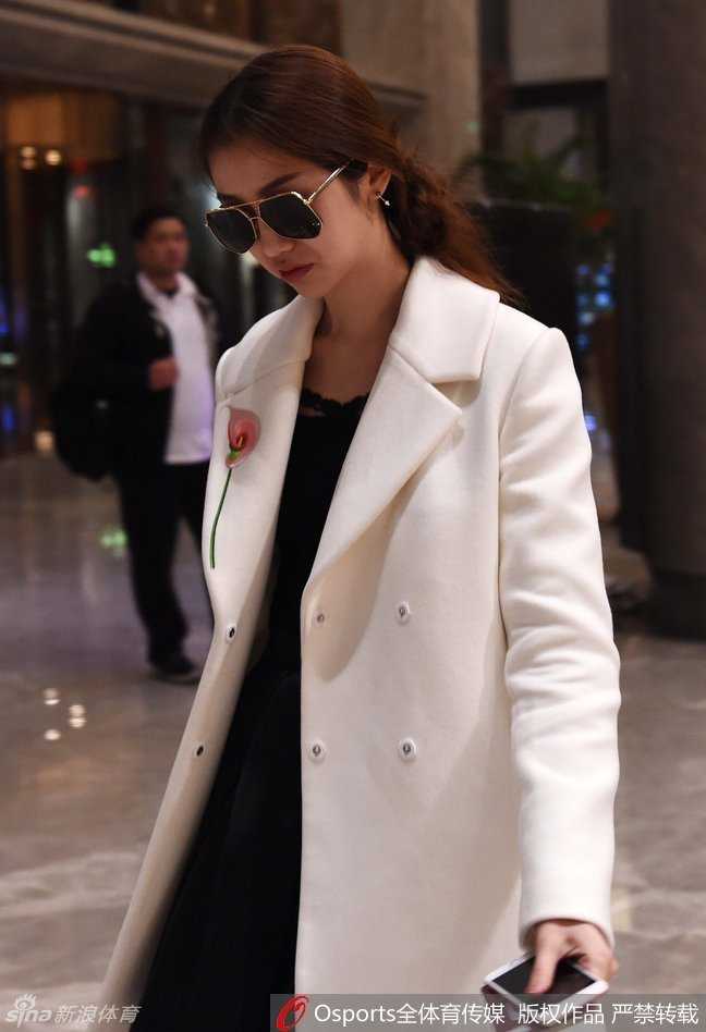 CBA全明星赛的场外风景线:孙悦爱妻陈露的柔情与坚守 陈露在酒店走廊停下脚步,面对镜头露出温婉而自信的微笑,简单的白色上衣衬托出她清雅的气质,宛如一道靓丽的风景线。