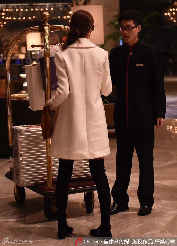 CBA全明星赛的场外风景线:孙悦爱妻陈露的柔情与坚守 在酒店大堂的休息区,陈露侧身回眸,长发披肩,眼神温柔而坚定,背景是来来往往的宾客,更衬托出她独有的静谧美感。