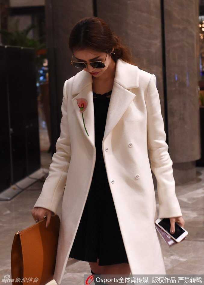 CBA全明星赛的场外风景线:孙悦爱妻陈露的柔情与坚守 陈露身着一袭简约的深色冬装现身酒店大堂,高挑的身材在人群中格外醒目,她一边低头查看手机,一边稳步前行,周身散发着从容的时尚气息。