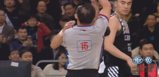 CBA半决赛辽粤大战加时赛最后时刻争议判罚回顾 辽宁队主帅郭士强情绪异常激动,他挥舞着双臂,对着裁判大声申诉,对韩德君被吹罚第五次犯规以及随后的球权判罚表示极度不满。