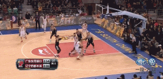 CBA半决赛辽粤大战加时赛最后时刻争议判罚回顾 郭艾伦情绪激动地拉住裁判的手臂,试图阻止裁判的判罚手势,他的表情充满了焦急与不解,队友们则在一旁关注着事态发展。