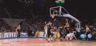 CBA半决赛辽粤大战加时赛最后时刻争议判罚回顾 郭士强指导因不满判罚而情绪失控,他冲向场地中央,身后的教练组成员和队员试图将他拉回,以免事态进一步升级。