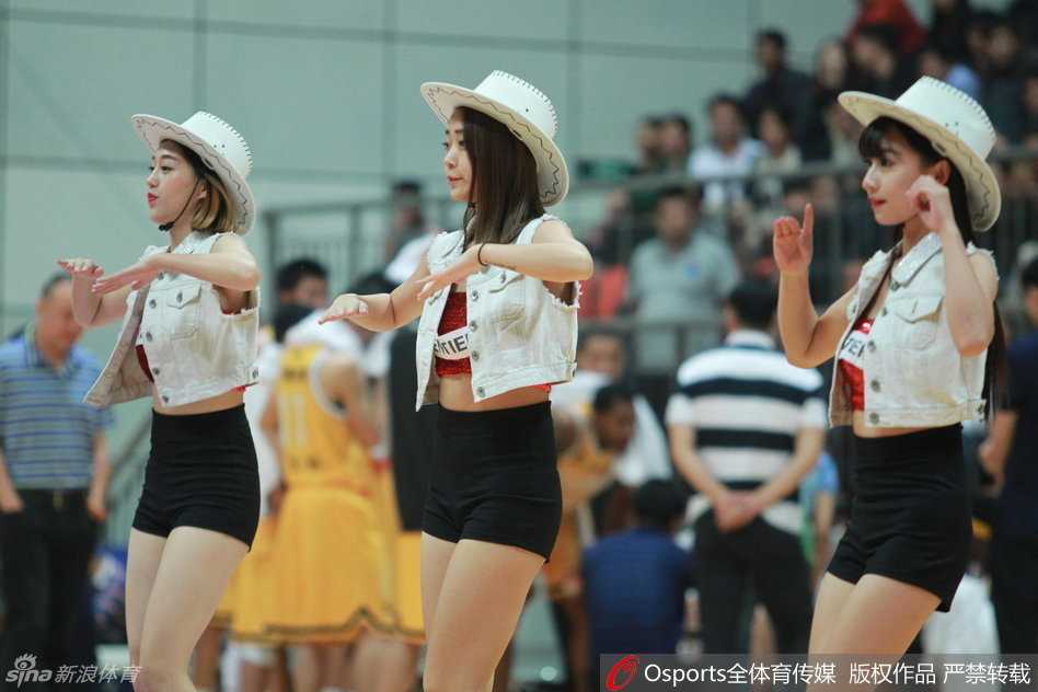 CBA季前赛激情燃爆 篮球宝贝热舞演绎赛场新活力 镜头捕捉到啦啦队员眼神撩人的瞬间,她面带自信微笑,用性感舞姿为场上球员助威,感染力十足