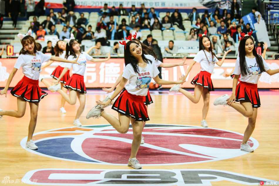 CBA拉拉宝贝俏皮热舞点燃赛场,青春风暴席卷第十六赛季 一名拉拉队员高举双手尽情舞动,飞扬的发丝和灿烂的笑容比场上的比分更让人心动