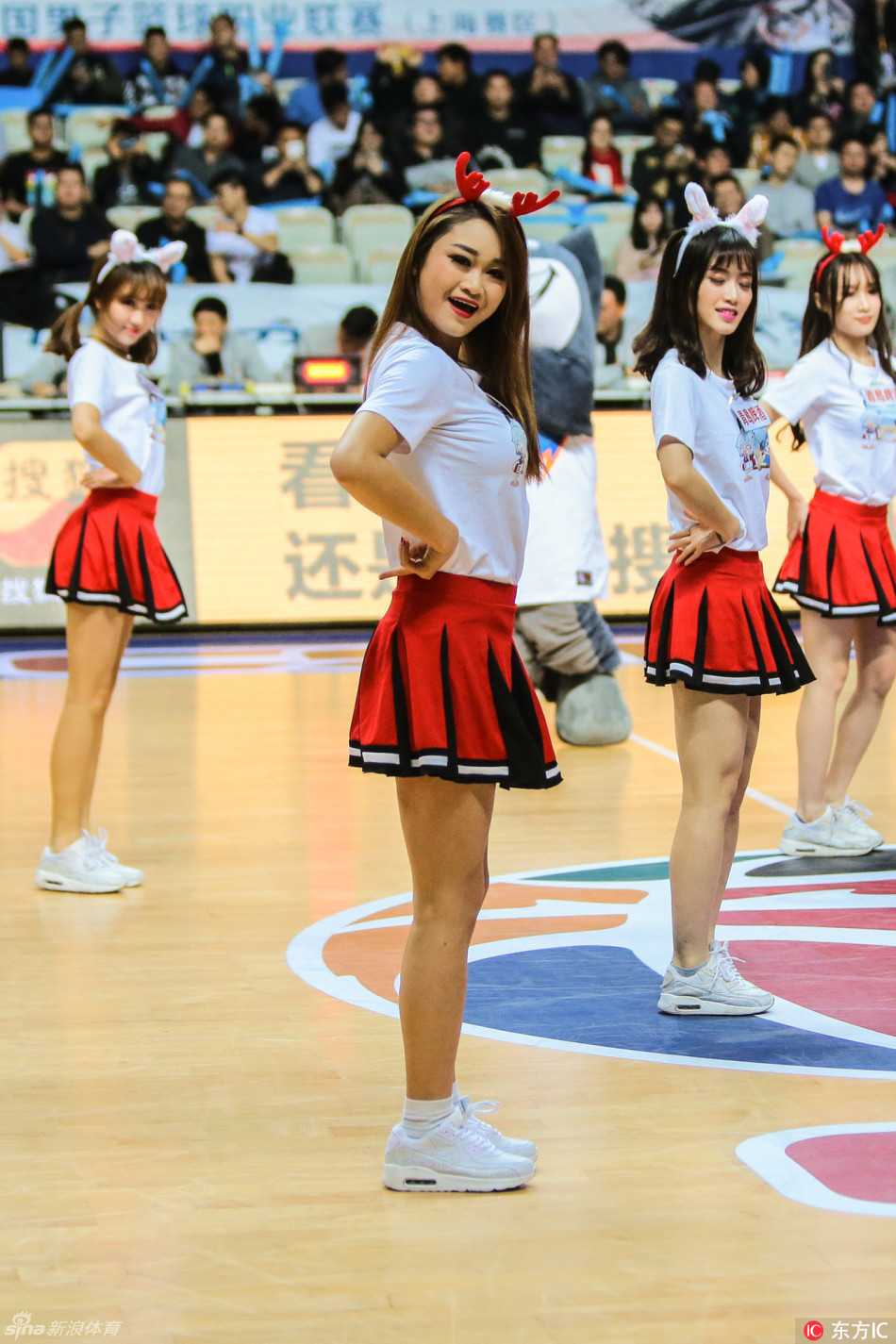 CBA拉拉宝贝俏皮热舞点燃赛场,青春风暴席卷第十六赛季 热舞进行到高潮,所有队员同时跃起,裙摆飞扬的瞬间定格了青春最美的模样