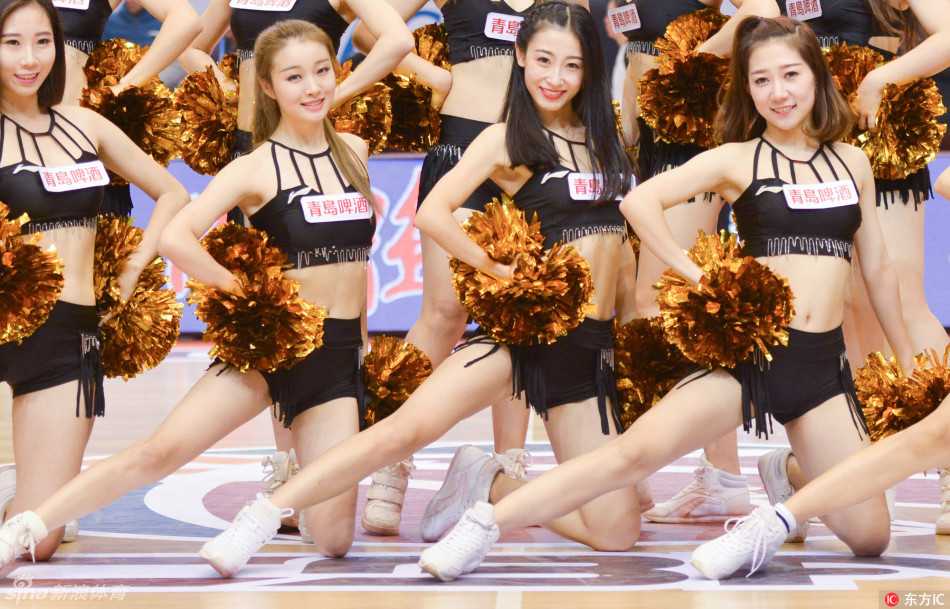 CBA拉拉队宝贝热力舞姿点燃赛场青春风采闪耀常规赛第十七轮 动感十足的宝贝们梳着利落马尾,随着音乐节奏摇摆,金色短裙在灯光下闪耀,她们用灿烂的笑容和充满活力的舞步,为即将开场的比赛注入了第一股热力。