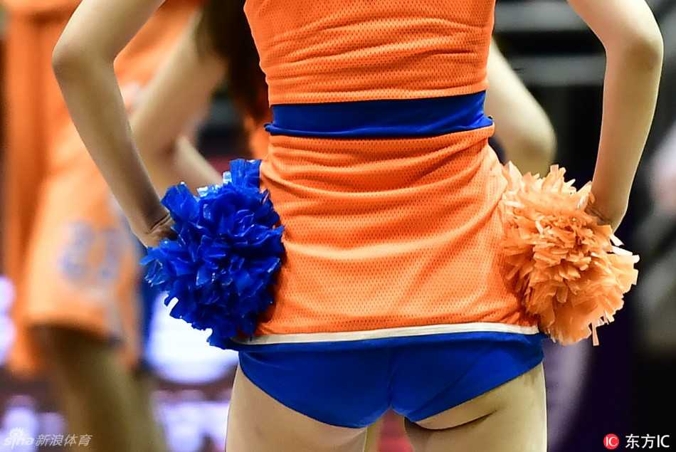 CBA拉拉队宝贝热力舞姿点燃赛场青春风采闪耀常规赛第十七轮 一位宝贝正摆出极具爆发力的姿势,她微微俯身,眼神坚定地看向前方,紧身的上衣和短裤勾勒出完美的身体曲线,将力与美展现得淋漓尽致。