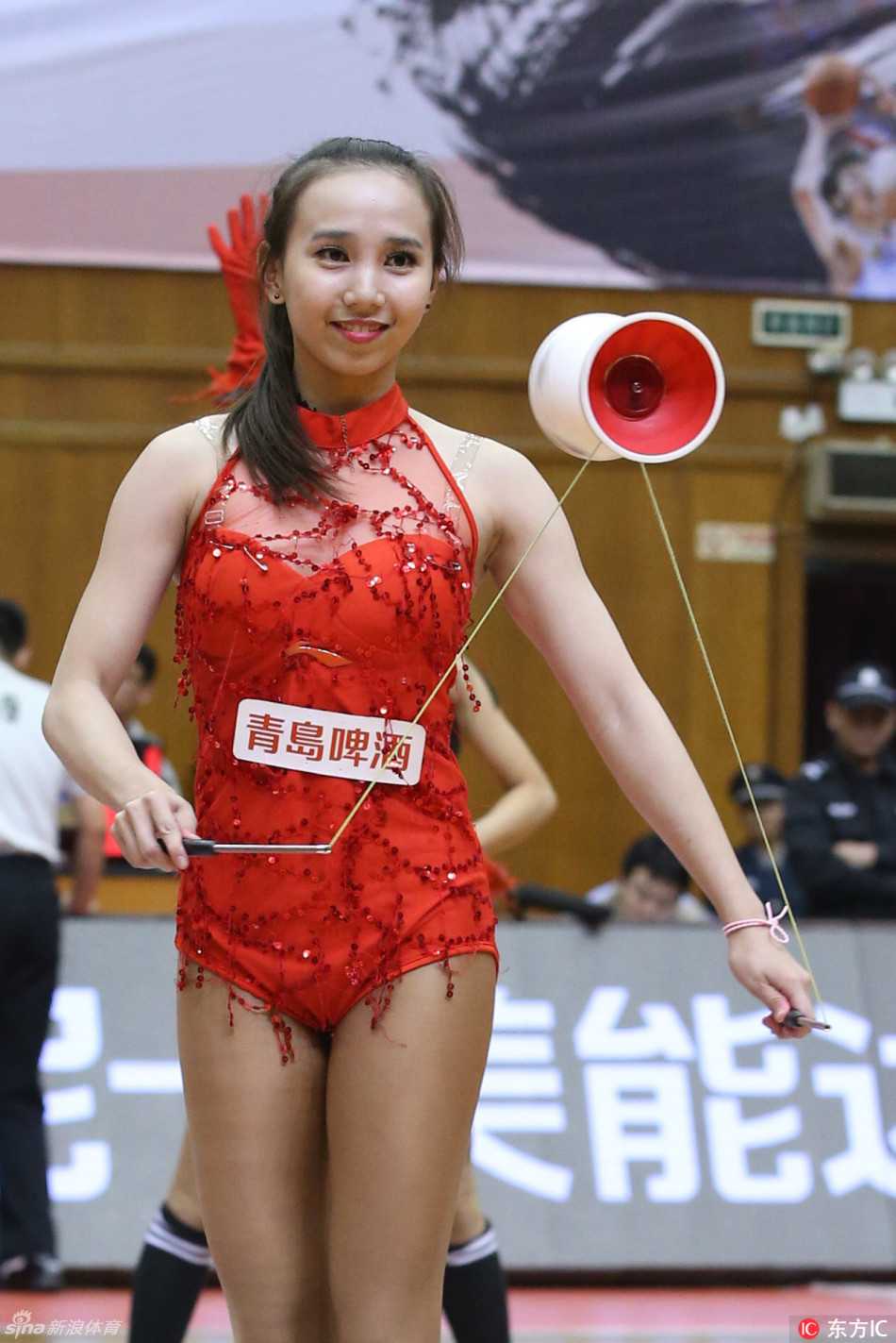 CBA拉拉队宝贝热力舞姿点燃赛场青春风采闪耀常规赛第十七轮 表演结束后,宝贝们站成一排向观众致意,她们手中挥舞着纪念品,脸上挂满汗珠却依然保持最迷人的微笑,这一刻,她们是整个球馆最闪耀的明星。