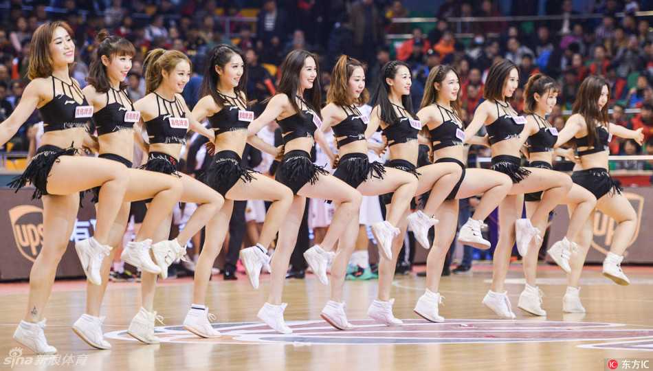 CBA拉拉队宝贝热力舞姿点燃赛场青春风采闪耀常规赛第十七轮 宝贝们集体摆出高难度的托举造型,底座的队员稳稳地支撑着上方的同伴,所有人脸上都洋溢着自信的笑容,展现了团队间的绝对信任与默契配合。