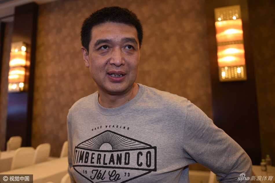 CBA新赛季启航,众名帅与篮协高层齐聚一堂展望未来 四川男篮主帅杨学增面带笑意,显得从容不迫,作为卫冕冠军的主教练,他举手投足间尽显儒帅风度。