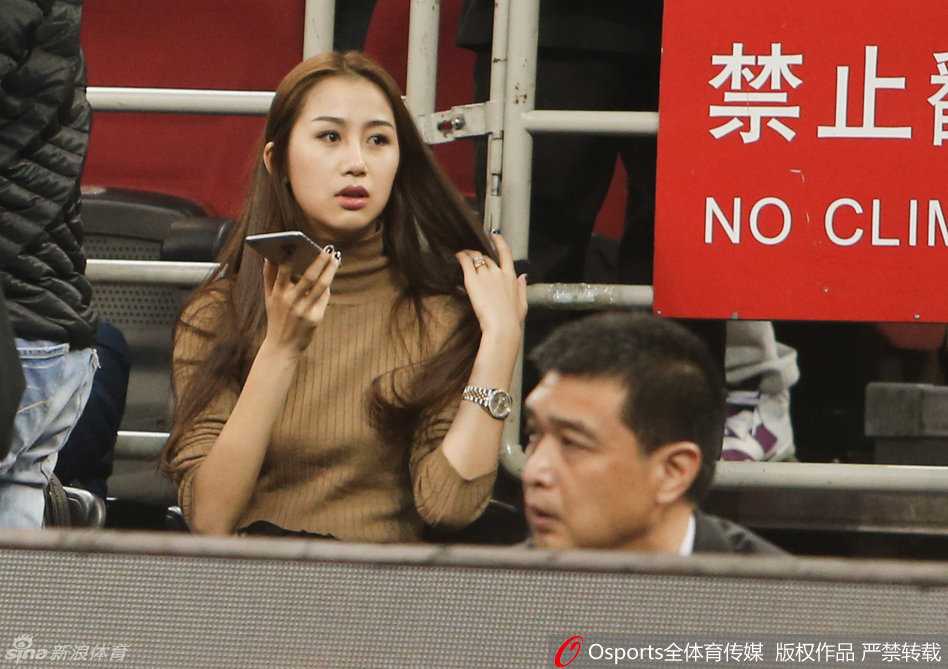 CBA最美太太陈露:从T台模特到赛场边最暖的星光 比赛结束,陈露起身准备离场,镜头捕捉到她高挑纤细的背影,即使在人群中依然醒目,仿佛在诉说着一个关于爱与陪伴的故事暂时落幕。