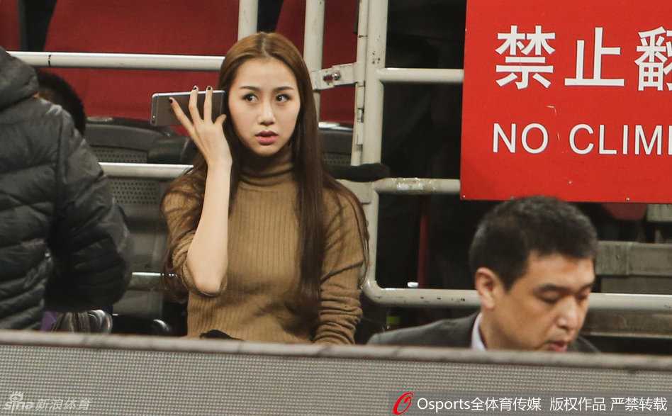 CBA最美太太陈露:从T台模特到赛场边最暖的星光 陈露在看台上为孙悦的精彩表现喝彩,那一刻她不再是T台上冷艳的模特,而是一个为丈夫骄傲的普通妻子,眼中满溢着爱意与支持。