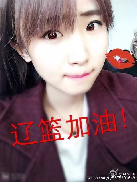 CBA最美风景线:女球迷的助威声浪,撑起联赛另一片天 身穿白色上衣的女生,安静地站在赛场背景板前,她的支持内敛而深沉,代表着那些在喧嚣场边默默守护着自己篮球信仰的球迷。