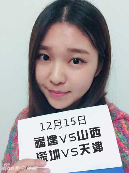 CBA最美风景线:女球迷的助威声浪,撑起联赛另一片天 一位甜美的辽宁女球迷,在球员通道附近留下自拍,她眼神清澈,笑容温暖,用这种方式表达对家乡球队和郭少最坚定的支持。