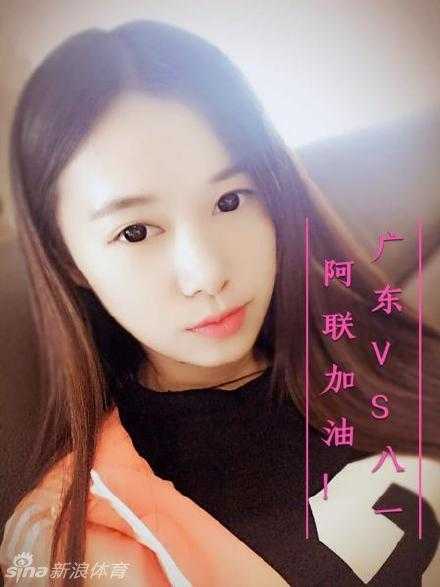 CBA最美风景线:女球迷的助威声浪,撑起联赛另一片天 一位颜值爆表的广厦女球迷,手持特制标语,眉眼含笑地为心中的‘野兽’林志杰忘情助威,她是看台上最亮眼的色彩。