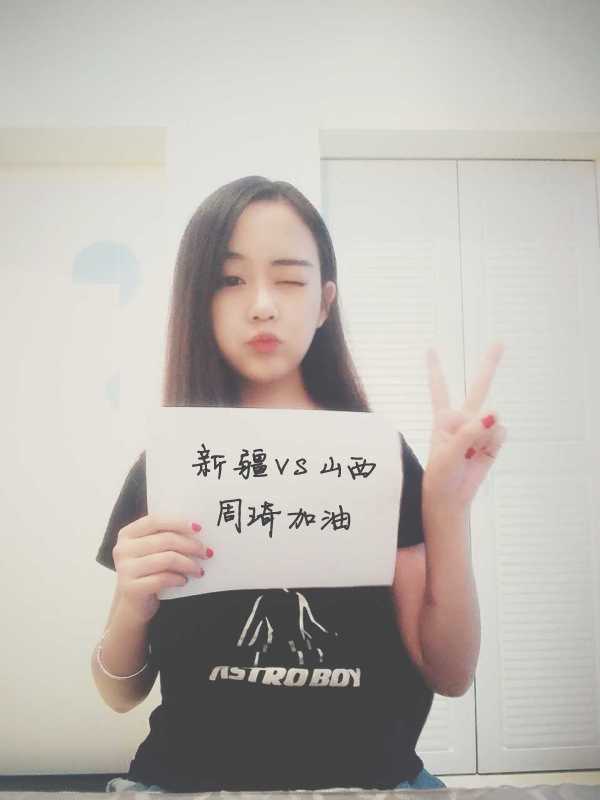 CBA最美风景线:女球迷的助威声浪,撑起联赛另一片天 一位戴着眼镜的文静女球迷,在喧嚣的球馆中显得格外专注,她默默支持着场上的球员,或许心中正在预告着接下来的精彩赛况。