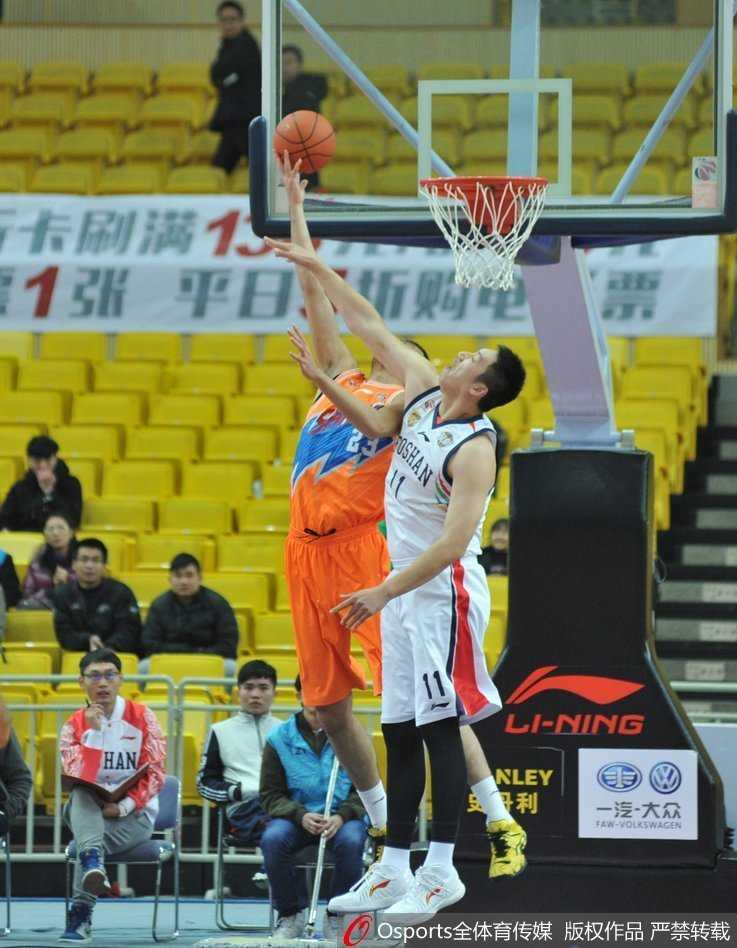 CBA激战夜:大唐两双力压上海,福建逆转同曦演巅峰对决 张兆旭高高跃起,以一记势大力沉的单手劈扣终结进攻,长臂舒展尽显内线屏障的威力