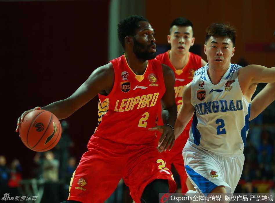 深圳队的防守铁闸何忠勉如同猎豹般紧贴对手，他精准地预判传球路线，用一记干净利落的抢断试图为球队发动闪电反击。