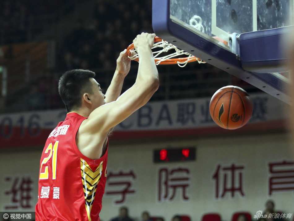 青岛队张骋宇在三人合围中强行突破，尽管防守球员竭力封盖，但他依然在空中扭曲身体将球送入篮筐，打成二加一。