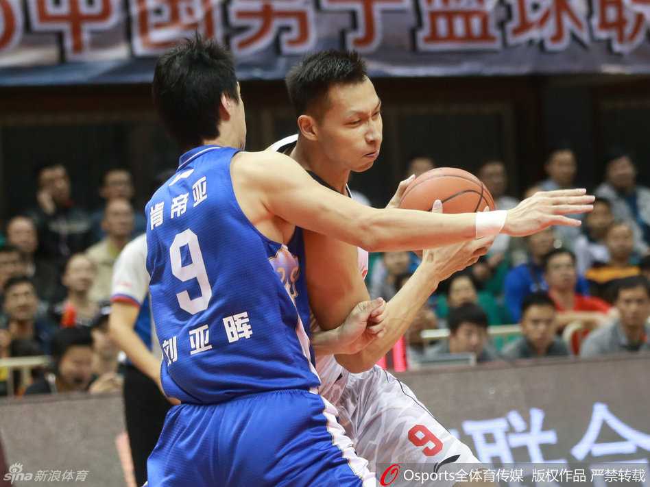 CBA激战夜:阿联意外伤退令人忧,群星闪耀上演速度与激情大比拼 广东宏远队核心易建联在篮下遭遇严防死守,他目光如炬,坚定地持球准备强攻,内线火药味十足。