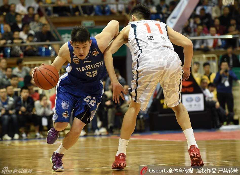 CBA激战夜:阿联意外伤退令人忧,群星闪耀上演速度与激情大比拼 易建联在拼抢中意外扭伤脚腕,痛苦倒地,队友周鹏神情焦急地蹲在身边查看情况,场边担架已准备就绪。