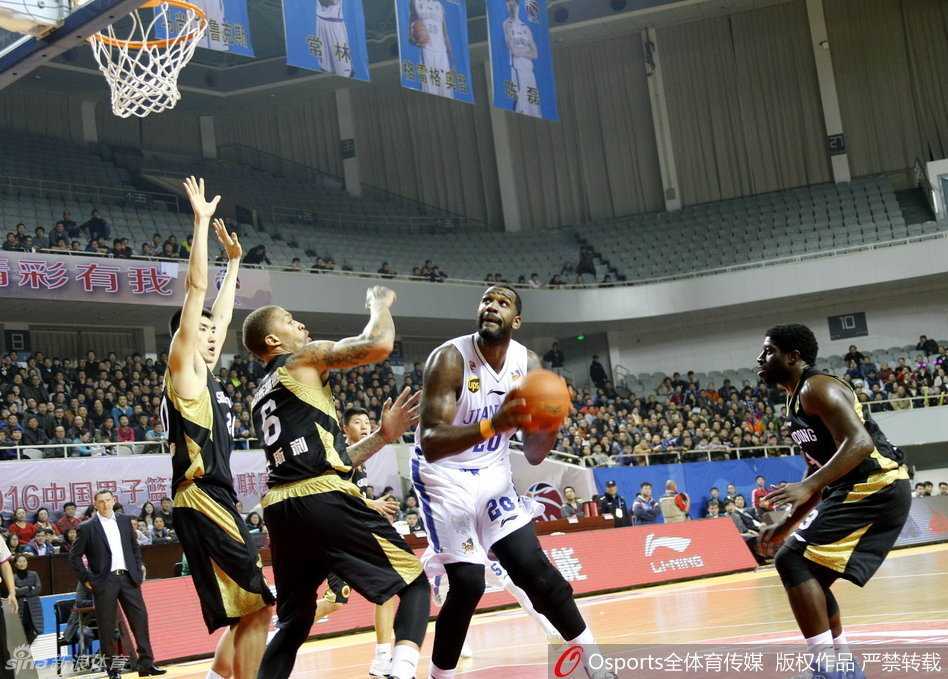 奥登在两名防守球员的包夹缝隙中强行起身上篮，展示其强大的核心力量和篮下终结能力