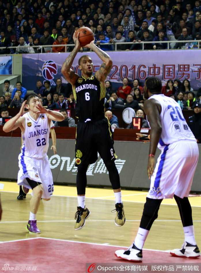 比斯利在防守球员头顶完成高难度后仰跳投，身体在空中完全舒展，手感极其柔和