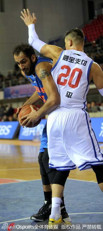 CBA烽火再燃:外援尖刀对决与本土悍将的蓝领赞歌 张春军强硬顶开防守人,在身体失衡前将球抛向篮筐。