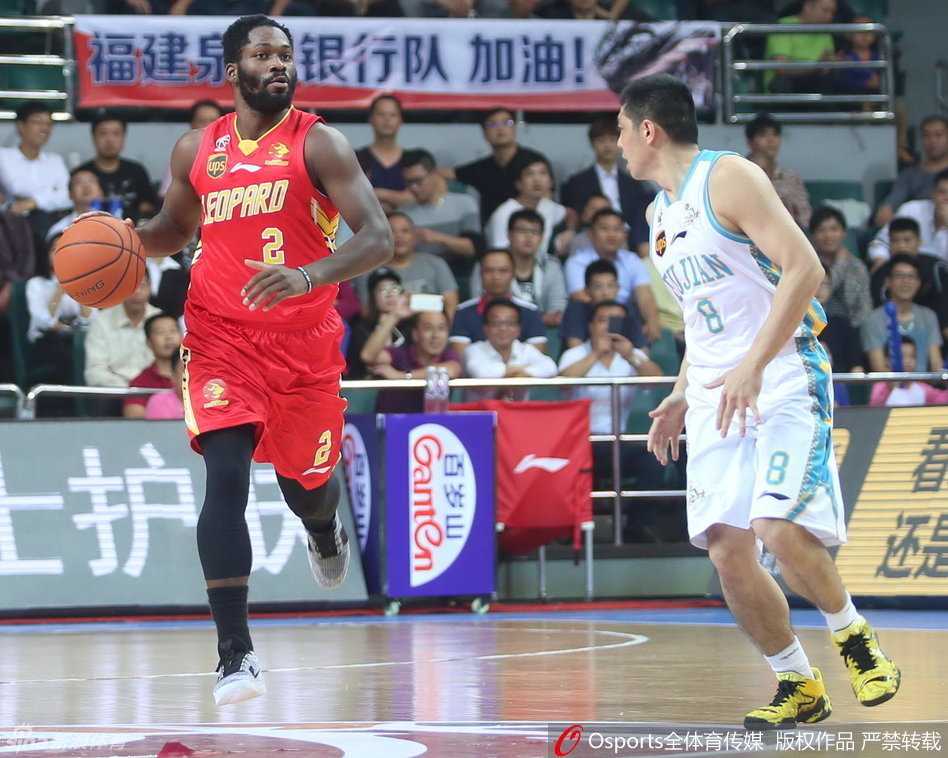 CBA疯狂一夜苏浙闽激战正酣 胡雪峰浴血广厦七剑下天山 希克森与防守球员上演激烈卡位战,全力跃起争抢篮板,肌肉碰撞火星四溅