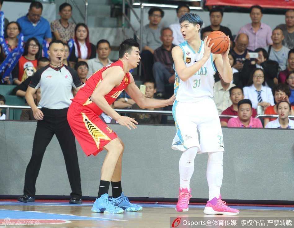 CBA疯狂一夜苏浙闽激战正酣 胡雪峰浴血广厦七剑下天山 天津队核心杰特从容运球组织进攻,试图在广厦的防守洪流中寻找一丝破绽