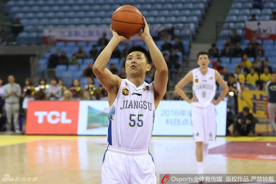 CBA疯狂一夜苏浙闽激战正酣 胡雪峰浴血广厦七剑下天山 青岛外援琼斯如利刃出鞘,运球突破防线,速度之快让防守者望尘莫及