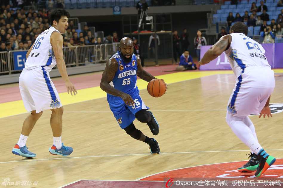 CBA疯狂一夜苏浙闽激战正酣 胡雪峰浴血广厦七剑下天山 王哲林篮下强打展现梦幻脚步,面对防守悍将毫无惧色,单打技巧炉火纯青