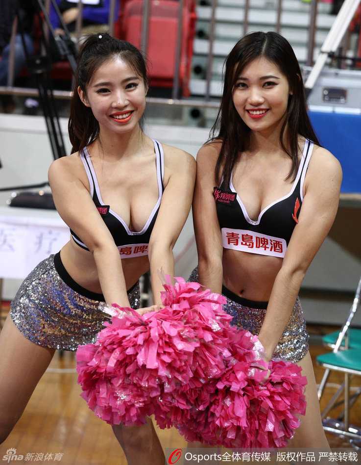 CBA篮球宝贝:赛场上的青春风暴与魅力风景线 这位宝贝一头长发如瀑,在动感的节奏中肆意飞舞。她身姿挺拔,动作利落帅气,展现出篮球宝贝特有的健康力量与飒爽英气。