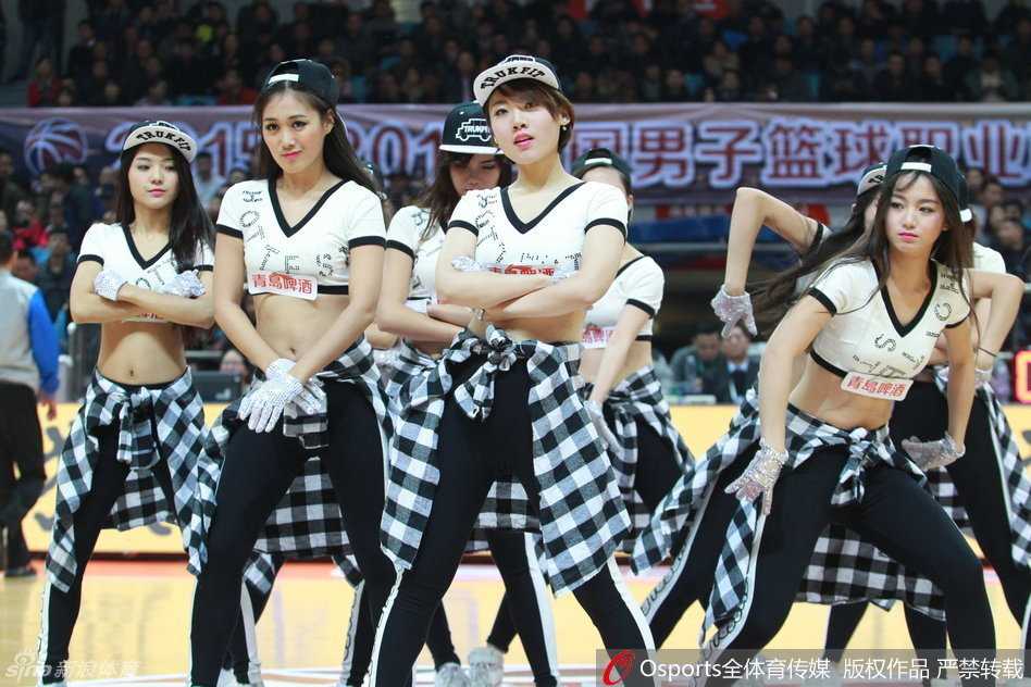 镜头拉近，这位篮球宝贝的五官精致立体，在舞台灯光的照耀下更显明艳动人，她的每一个表情都管理到位，展现出专业的舞台素养。