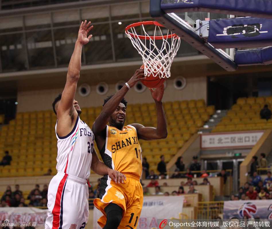 CBA经典冲突战:大唐怒顶富兰克林,三双王率山西力克佛山 尽管被唐正东粗暴顶翻,富兰克林坐在地上神情冷静,展现出见惯大场面的成熟,山西队友迅速围上防止冲突升级。