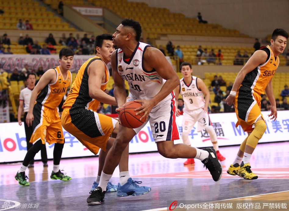 CBA经典冲突战:大唐怒顶富兰克林,三双王率山西力克佛山 裁判员奋力张开双臂隔开冲突双方,经验丰富的他第一时间按住唐正东,避免事态恶化,身后山西球员葛昭宝神情严峻。