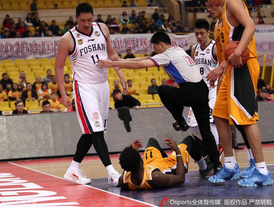 CBA经典冲突战:大唐怒顶富兰克林,三双王率山西力克佛山 山西队小外援富兰克林面对佛山内线包夹,毫无惧色跃起抛投,这一球也引爆了随后他与唐正东的口角冲突。