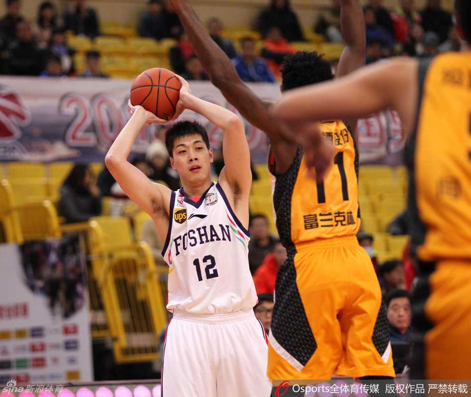 CBA经典冲突战:大唐怒顶富兰克林,三双王率山西力克佛山 任骏威面对山西防守强硬持球推进,眼神坚定寻找传球路线,作为佛山锋线尖兵他此役贡献了关键的19分。
