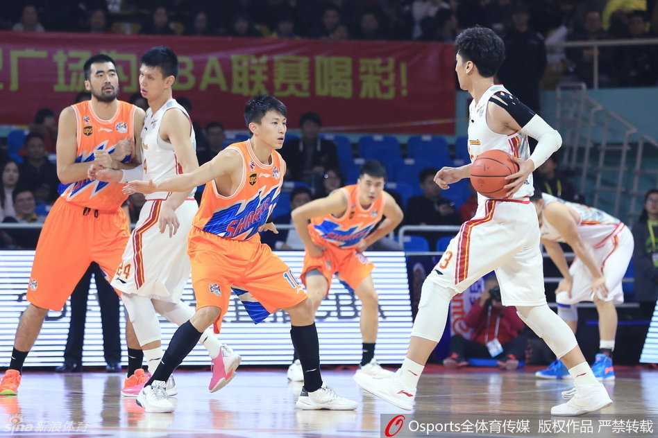 广厦队外援福特森在人群中高高跃起，以一记势大力沉的单手劈扣终结进攻，展现了他超强的个人爆发力。