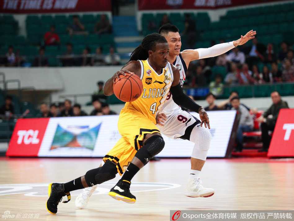 林志杰在三分线外张手命中，皮球划出完美弧线空心入网，他握拳庆祝的瞬间尽显“野兽”杀手本色。