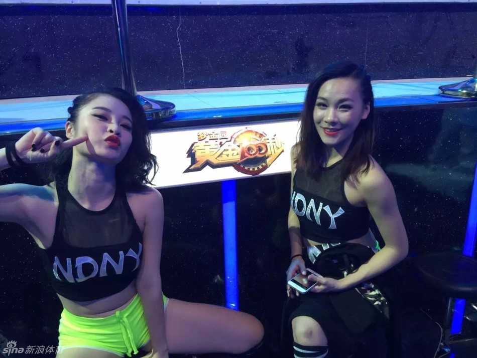 CBA赛场上的“小黑妹”晓华:从竞走运动员到啦啦队招牌的完美蜕变 晓华面对镜头俏皮嘟嘴,别致的发型和精致的五官透着一股机灵劲儿,瞬间就能抓住观众的心