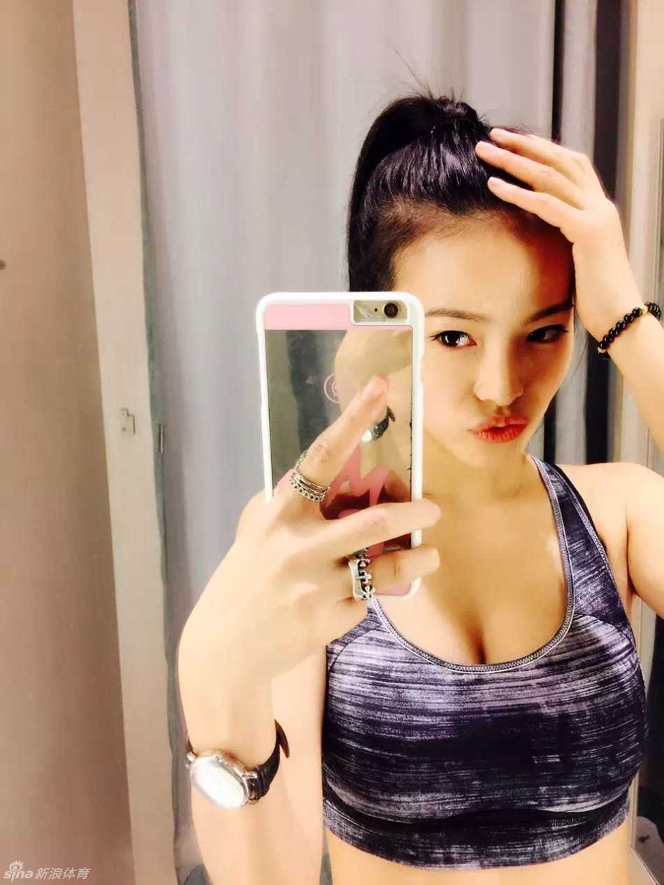 CBA赛场上的“小黑妹”晓华:从竞走运动员到啦啦队招牌的完美蜕变 动感十足的晓华在赛场上带动气氛,性感的装束下是长期锻炼得来的健美身材,每一个动作都充满力量与韵律