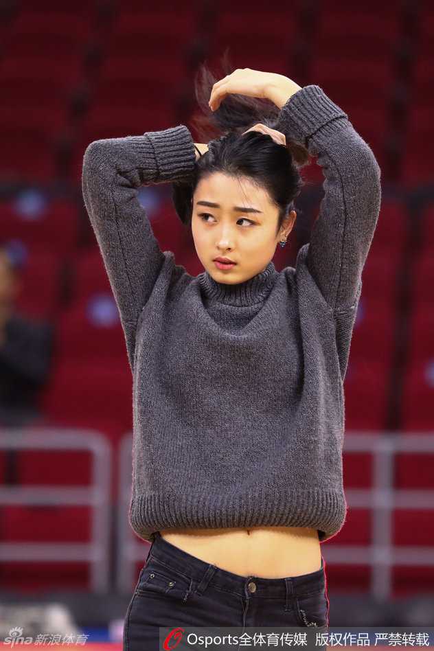 CBA赛场上的活力之花:篮球宝贝的汗水与风采 北京队的篮球宝贝在赛前热身时格外专注,她们排列整齐,每一个动作都力求完美,为即将到来的激烈对抗做足准备。