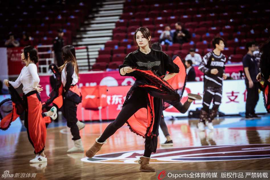 CBA赛场上的活力之花:篮球宝贝的汗水与风采 随着比赛的深入,广东队的宝贝在暂停间隙突然俯身摆出一个高难度pose,瞬间成为全场瞩目的焦点,引发了看台上的一阵欢呼。